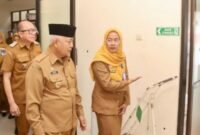 Ket foto. Bupati Malang, HM Sanusi didampingi Kepala Dinas Kesehatan dan Kepala Puskesmas Wonokerto Bantur saat meninjau ruang pelayanan kesehatan
