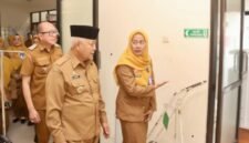 Ket foto. Bupati Malang, HM Sanusi didampingi Kepala Dinas Kesehatan dan Kepala Puskesmas Wonokerto Bantur saat meninjau ruang pelayanan kesehatan 