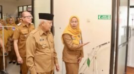 Ket foto. Bupati Malang, HM Sanusi didampingi Kepala Dinas Kesehatan dan Kepala Puskesmas Wonokerto Bantur saat meninjau ruang pelayanan kesehatan 