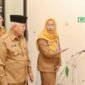 Ket foto. Bupati Malang, HM Sanusi didampingi Kepala Dinas Kesehatan dan Kepala Puskesmas Wonokerto Bantur saat meninjau ruang pelayanan kesehatan 