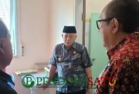 Bupati Malang, HM Sanusi Saat Berdiskusi Dengan Kepala Dinas Kesehatan, drg. Wiyanto Wijoyo (membelakangi lensa) Terkait Pelayanan Sarana Dan Prasarana Kesehatan Puskesmas