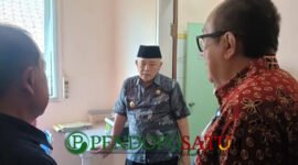 Bupati Malang, HM Sanusi Saat Berdiskusi Dengan Kepala Dinas Kesehatan, drg. Wiyanto Wijoyo (membelakangi lensa) Terkait Pelayanan Sarana Dan Prasarana Kesehatan Puskesmas