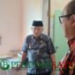 Bupati Malang, HM Sanusi Saat Berdiskusi Dengan Kepala Dinas Kesehatan, drg. Wiyanto Wijoyo (membelakangi lensa) Terkait Pelayanan Sarana Dan Prasarana Kesehatan Puskesmas