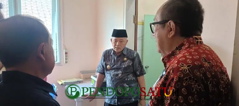 Bupati Malang, HM Sanusi Saat Berdiskusi Dengan Kepala Dinas Kesehatan, drg. Wiyanto Wijoyo (membelakangi lensa) Terkait Pelayanan Sarana Dan Prasarana Kesehatan Puskesmas