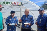 Bupati Malang, HM Sanusi Didampingi Kepala Dinas Perikanan Victor Sembiring Dan Kepala Desa Sumberoto Donomulyo Saat Panen Garam Tunel (Foto: Seno Pendoposatu)