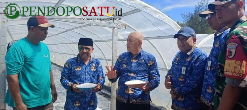 Bupati Malang, HM Sanusi Didampingi Kepala Dinas Perikanan Victor Sembiring Dan Kepala Desa Sumberoto Donomulyo Saat Panen Garam Tunel (Foto: Seno Pendoposatu)