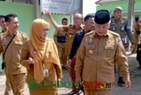 Bupati Malang, HM Sanusi Didampingi Kepala Puskesmas Pakis, drg. Prima Puspito Rini Saat Meninjau Sarana Dan Prasarana (Foto: Seno Pendoposatu)