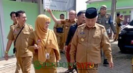 Bupati Malang, HM Sanusi Didampingi Kepala Puskesmas Pakis, drg. Prima Puspito Rini Saat Meninjau Sarana Dan Prasarana (Foto: Seno Pendoposatu)