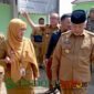 Bupati Malang, HM Sanusi Didampingi Kepala Puskesmas Pakis, drg. Prima Puspito Rini Saat Meninjau Sarana Dan Prasarana (Foto: Seno Pendoposatu)