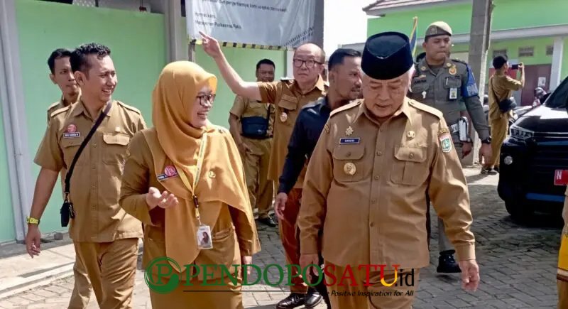 Bupati Malang, HM Sanusi Didampingi Kepala Puskesmas Pakis, drg. Prima Puspito Rini Saat Meninjau Sarana Dan Prasarana (Foto: Seno Pendoposatu)