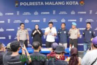 Kasat Reskrim Polresta Malang Kota, AKP Rahmad Aji Prabowo Didampingi Kasi Humas, Ipda Lukman Sobhikin Saat Konferensi Pers (Foto: Seno Pendoposatu)