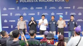 Kasat Reskrim Polresta Malang Kota, AKP Rahmad Aji Prabowo Didampingi Kasi Humas, Ipda Lukman Sobhikin Saat Konferensi Pers (Foto: Seno Pendoposatu)