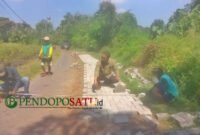 Kepala Desa Oro-oro Ombo Wetan, Gus Amin Bersama Warga Saat Pemasangan Paving (Foto: Abdullah Pendoposatu)