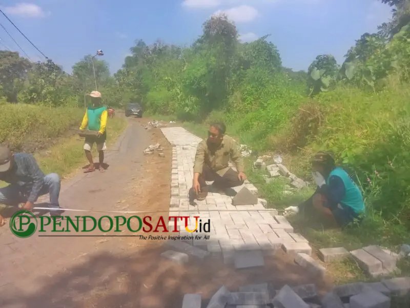 Kepala Desa Oro-oro Ombo Wetan, Gus Amin Bersama Warga Saat Pemasangan Paving (Foto: Abdullah Pendoposatu)