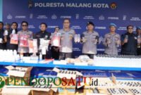 Kapolresta Malang Kota, Putu Kholis Aryana Bersama Jajarannya Saat Menggelar Konferensi Pers (Foto: Seno Pendoposatu)