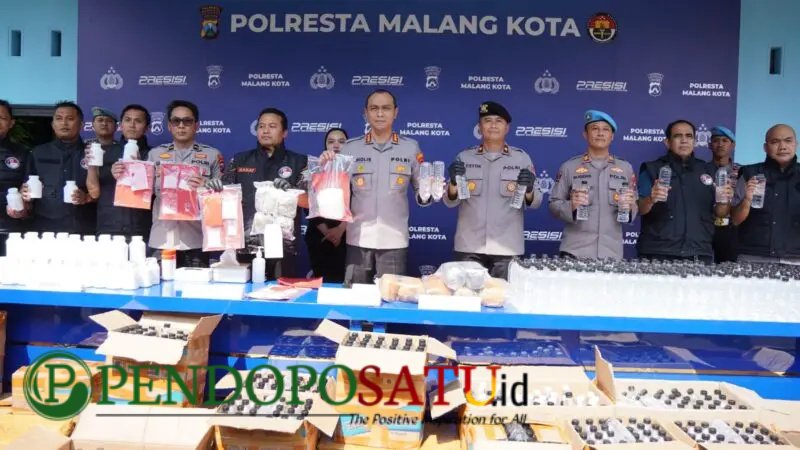 Kapolresta Malang Kota, Putu Kholis Aryana Bersama Jajarannya Saat Menggelar Konferensi Pers (Foto: Seno Pendoposatu)