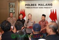 Kapolres Malang Muhammad Taat Resdi Bersama Jajarannya Saat Melakukan Konferensi Pers (Foto: Seno Pendoposatu)