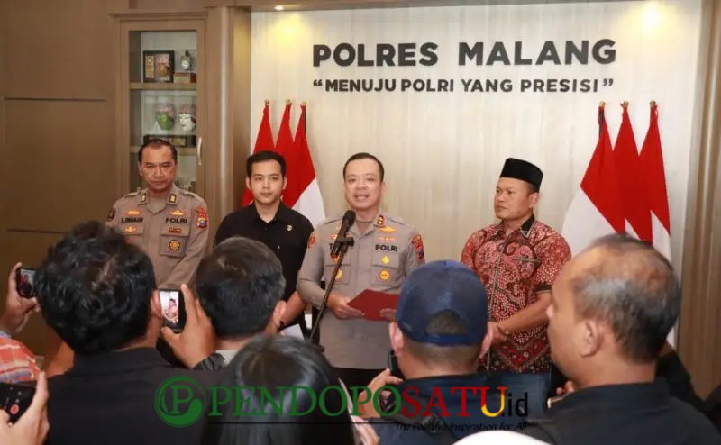 Kapolres Malang Muhammad Taat Resdi Bersama Jajarannya Saat Melakukan Konferensi Pers (Foto: Seno Pendoposatu)