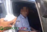 Hadi Kurniawan Saat Di Mobil Yang Parkir Area Pemkab Pasuruan (Foto: Abdullah Pendoposatu)