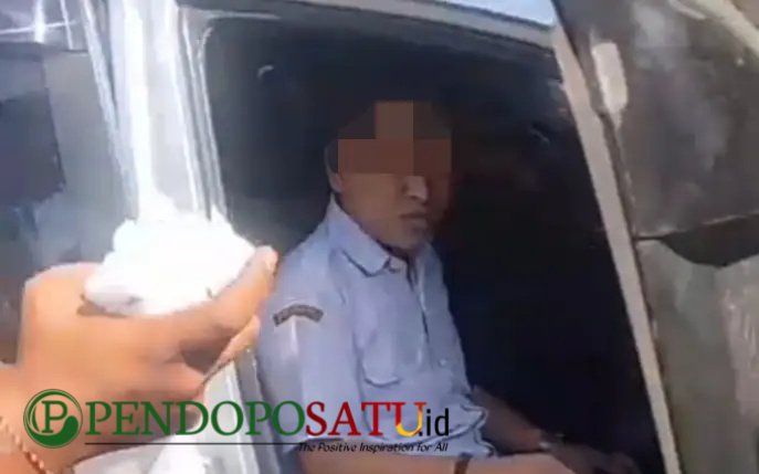 Hadi Kurniawan Saat Di Mobil Yang Parkir Area Pemkab Pasuruan (Foto: Abdullah Pendoposatu)