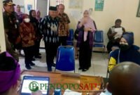 Bupati Malang, HM Sanusi Didampingi Kepala Puskesmas Kepanjen Saat Meninjau Ruang Pelayanan (Foto: Seno Pendoposatu)