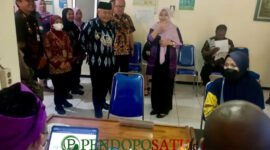 Bupati Malang, HM Sanusi Didampingi Kepala Puskesmas Kepanjen Saat Meninjau Ruang Pelayanan (Foto: Seno Pendoposatu)