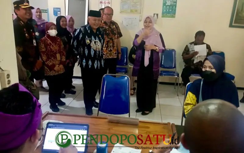 Bupati Malang, HM Sanusi Didampingi Kepala Puskesmas Kepanjen Saat Meninjau Ruang Pelayanan (Foto: Seno Pendoposatu)