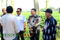 Bupati Malang, HM Sanusi (topi hitam) Didampingi Sekda Dan Beberapa Anggota DPRD Serta Pimpinan Bank Jatim Kepanjen Saat Berdialog Pembahasan Titik Lokasi Alun-alun (Foto: Seno Pendoposatu)