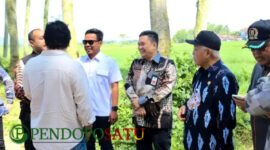 Bupati Malang, HM Sanusi (topi hitam) Didampingi Sekda Dan Beberapa Anggota DPRD Serta Pimpinan Bank Jatim Kepanjen Saat Berdialog Pembahasan Titik Lokasi Alun-alun (Foto: Seno Pendoposatu)