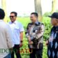 Bupati Malang, HM Sanusi (topi hitam) Didampingi Sekda Dan Beberapa Anggota DPRD Serta Pimpinan Bank Jatim Kepanjen Saat Berdialog Pembahasan Titik Lokasi Alun-alun (Foto: Seno Pendoposatu)