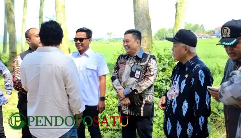 Bupati Malang, HM Sanusi (topi hitam) Didampingi Sekda Dan Beberapa Anggota DPRD Serta Pimpinan Bank Jatim Kepanjen Saat Berdialog Pembahasan Titik Lokasi Alun-alun (Foto: Seno Pendoposatu)