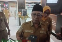 Bupati Blitar, Rijanto Saat Dikonfirmasi Awak Media Usai Didatangi Tim KPK di Kantornya (Foto: Soni Pendoposatu)