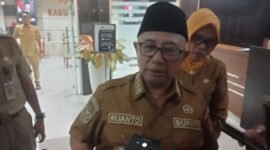 Bupati Blitar, Rijanto Saat Dikonfirmasi Awak Media Usai Didatangi Tim KPK di Kantornya (Foto: Soni Pendoposatu)