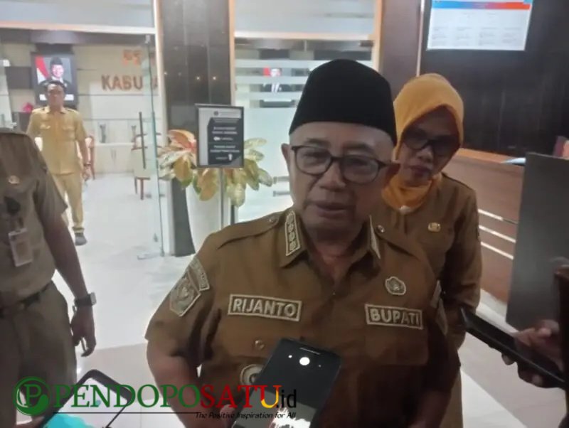 Bupati Blitar, Rijanto Saat Dikonfirmasi Awak Media Usai Didatangi Tim KPK di Kantornya (Foto: Soni Pendoposatu)