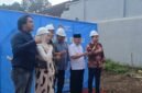 ket foto. Bupati Malang HM Sanusi (baju putih) bersama pengelola SPPG 006 Talangsuko Turen usai peletakan Batu pertama pembangunan SPPG