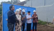 ket foto. Bupati Malang HM Sanusi (baju putih) bersama pengelola SPPG 006 Talangsuko Turen usai peletakan Batu pertama pembangunan SPPG
