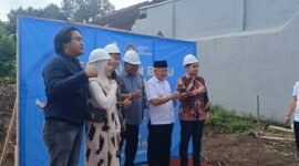 ket foto. Bupati Malang HM Sanusi (baju putih) bersama pengelola SPPG 006 Talangsuko Turen usai peletakan Batu pertama pembangunan SPPG