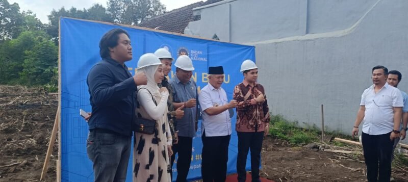 ket foto. Bupati Malang HM Sanusi (baju putih) bersama pengelola SPPG 006 Talangsuko Turen usai peletakan Batu pertama pembangunan SPPG