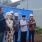 ket foto. Bupati Malang HM Sanusi (baju putih) bersama pengelola SPPG 006 Talangsuko Turen usai peletakan Batu pertama pembangunan SPPG