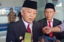 Dirut Perumda Tirta Kanjurahan, Syamsul Hadi Mendampingi Bupati Malang, HM. Sanusi Saat Diwawancarai Awak Media