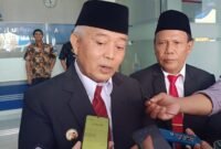 Dirut Perumda Tirta Kanjurahan, Syamsul Hadi Mendampingi Bupati Malang, HM. Sanusi Saat Diwawancarai Awak Media