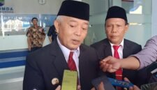 Dirut Perumda Tirta Kanjurahan, Syamsul Hadi Mendampingi Bupati Malang, HM. Sanusi Saat Diwawancarai Awak Media
