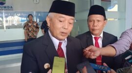 Dirut Perumda Tirta Kanjurahan, Syamsul Hadi Mendampingi Bupati Malang, HM. Sanusi Saat Diwawancarai Awak Media