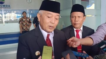 Dirut Perumda Tirta Kanjurahan, Syamsul Hadi Mendampingi Bupati Malang, HM. Sanusi Saat Diwawancarai Awak Media