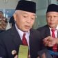 Dirut Perumda Tirta Kanjurahan, Syamsul Hadi Mendampingi Bupati Malang, HM. Sanusi Saat Diwawancarai Awak Media