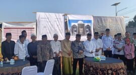 Bupati Malang, HM Sanusi didampingi pengasuh Pondok Pesantren Raudlatul Ulum 2 KH Hamim Kholili dan beberapa OPD usai peletakan batu pertama pembangunan Ponpes