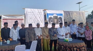 Bupati Malang, HM Sanusi didampingi pengasuh Pondok Pesantren Raudlatul Ulum 2 KH Hamim Kholili dan beberapa OPD usai peletakan batu pertama pembangunan Ponpes
