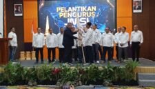 Ketua Umum JMSI Pusat, Dr. Teguh Santosa Memberikan Tonggak Kepemimpinan Ke Ketua JMSI Jawa Timur, Syaiful Anam.