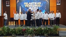 Ketua Umum JMSI Pusat, Dr. Teguh Santosa Memberikan Tonggak Kepemimpinan Ke Ketua JMSI Jawa Timur, Syaiful Anam.