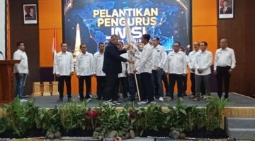 Ketua Umum JMSI Pusat, Dr. Teguh Santosa Memberikan Tonggak Kepemimpinan Ke Ketua JMSI Jawa Timur, Syaiful Anam.